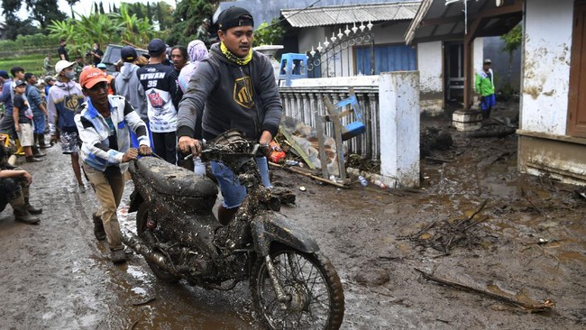 Banjir bandang di Garut terjadi karena hujan lebat sejak siang. Empat rumah dilaporkan rusak berat dan 17 rumah lainnya rusak ringan.