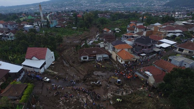 Banjir bandang di Kota Batu, Jawa Timur menimbulkan kerugian materi bagi warga. 35 rumah dilaporkan rusak dan 107 ternak mati.