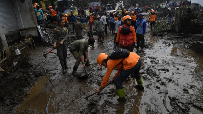 Banjir bandang yang menerjang Kabupaten Garut dipicu  hujan deras yang mengguyur sejak Sabtu (27/11) siang.