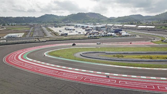 Ducati Diklaim Sebut WSBK Mandalika Sebuah Kemunduran 40 Tahun Ducati diklaim marah besar atas insiden pembongkaran boks kargo motor mereka jelang World Superbike (WSBK) Mandalika 2021 yang akan digelar di Indonesia.