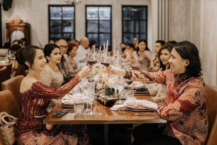 Joshua Suherman dan Clairine Clay melangsungkan acara pertunangan mereka tepat di hari ulang tahun Joshua Suherman ke-29 tahun pada Rabu (3/11/2021). Acara dihadiri oleh dua keluarga. Terasa hangat dan intimate! (Instagram.com/joshuasuherman)