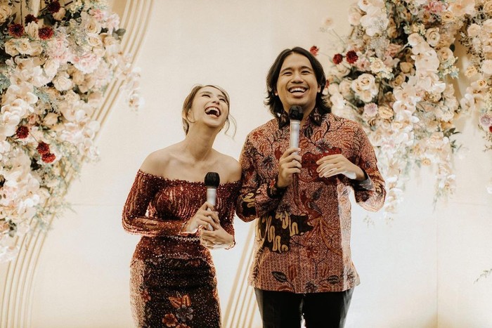 Diketahui Joshua Suherman telah melamar Clairine Clay pada bulan Maret 2021 lalu. Awalnya, kedua pasangan ini berniat untuk melakukan prosesi tunangan sesegera mungkin. Namun karena satu dan lain hal, acara pertunangan sempat diundur dan akhirnya diselenggarakan tepat di hari ulang tahun Joshua. (Instagram.com/joshuasuherman)