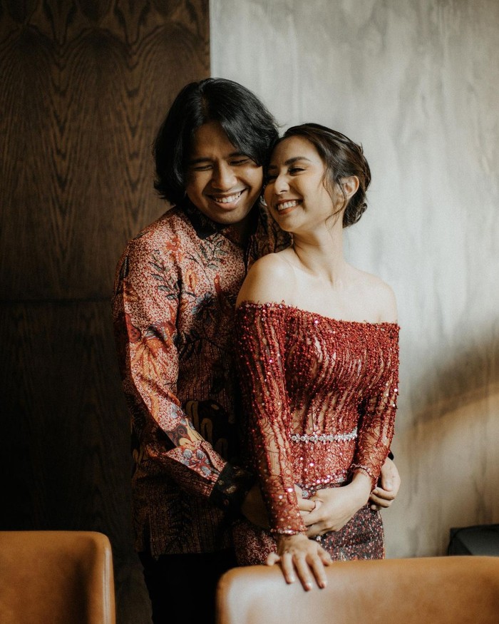Pasangan yang sudah berpacaran selama tiga tahun ini terlihat kompak dalam balutan batik yang senada. Jojo, panggilan akrab Joshua, mengenakan batik sebagai atasan, sementara Clairine menggunakan batik sebagai bawahan. Serasi banget ya, Beauties! (Instagram/joshuasuherman)