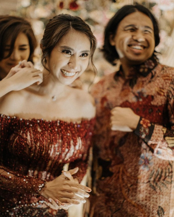 Tawa bahagia terlihat selalu menyelimuti kedua pasangan yang terkenal kocak ini. (Instagram/joshuasuherman)