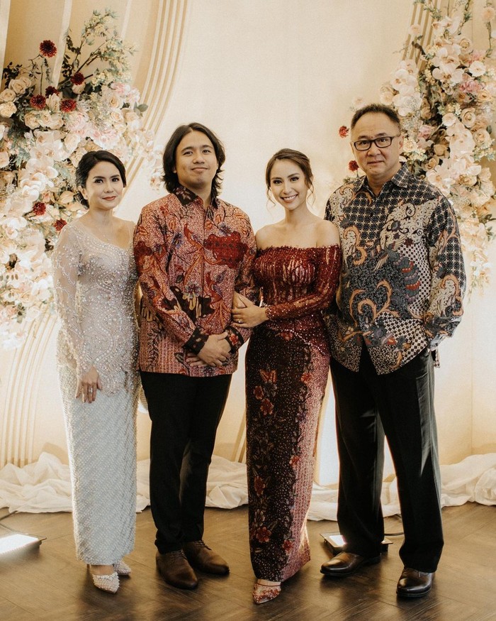 Momen hangat juga terlihat saat Joshua dan Clairine berfoto dengan orang tua Clairine. Harmonis! (Instagram.com/clairineclay)