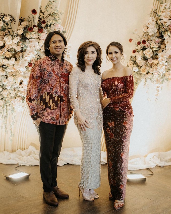 Kali ini giliran ibunda Joshua yang berfoto dengan kedua pasangan romantis ini! (Instagram.com/clairineclay)