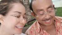 <p>Tahun ini, Abdul Latief sudah berusia 81 tahun, Bunda. Sementara sang istri berusia 46 tahun. (Foto: Instagram: @donna.latief)</p>