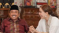 <p>Perbedaan usia tak menjadi penghalang kisah cinta mereka, Bunda. Setelah menikah 18 tahun, Donna dan Abdul Latief justru makin lengket dan romantis. (Foto: Instagram: @donna.latief)</p>