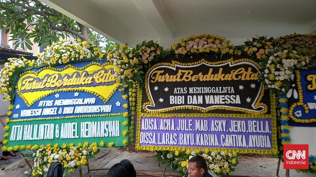 Pelayat dan beragam karangan bunga sudah mendatangi rumah duka Vanessa Angel di Jakarta Barat, Jumat (4/11).