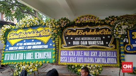 Karangan Bunga Penuhi Rumah Duka Vanessa Angel