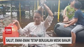 VIDEO: Salut, Emak-Emak Tetap Berjualan Meski Banjir
