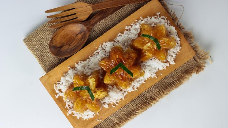 Sawut, Indonesian traditional snack made from steamed shredded cassava, palm sugar and grated coconut