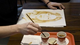 FOTO: Terapi Melukis dengan Kopi di Albania