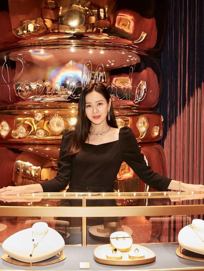 Pada Kamis, (4/11) lalu, Son Ye Jin tampil dengan gaya elegan ketika menghadiri pembukaan Pop Up Store untuk brand Pomelato. Brand ini merupakan brand perhiasan mewah asal Italia, Beauties. Gaya Son Ye Jin terlihat berkelas banget, ya!/Foto: instagram.com/voguekorea