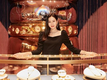 Jjisoo BLACKPINK yang juga dijuluki sebagai 'Lady Dior' ini tampil dalam dominasi warna navy di Pop Up Store brand Dior yang ada di Seoul. Dengan mengenakan koleksi tas rancangan Dior, Jisoo makin menampilkan pesonanya sebagai sosok Lady Dior ya, Beauties!/Foto: instagram.com/voguekorea