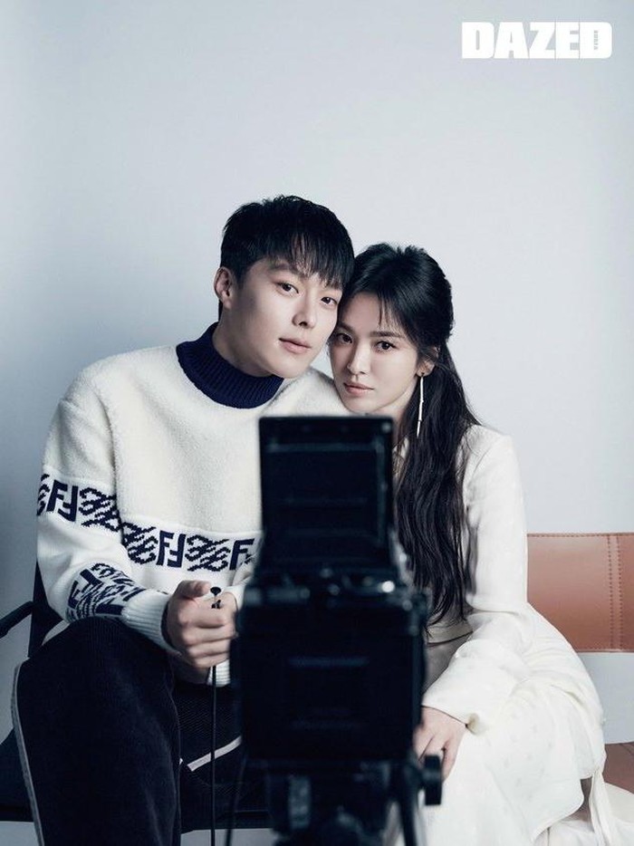 Jelang perilisan drama Now, We Are Breaking Up, pasangan Jang Ki Yong dan Song Hye Kyo pun tampil bersama untuk pemotretan bersama majalah Dazed. Dengan nuansa putih sebagai salah satu konsepnya, keduanya terlihat serasi dengan outfit yang senada./ Foto: twitter.com/kdramatreats