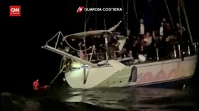 VIDEO: Operasi Evakuasi Imigran dari Kapal Kandas di Italia
