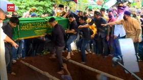 VIDEO: Vanessa Dan Suami Dimakamkan Di TPU Malaka