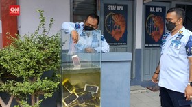 VIDEO: 139 Ponsel Hasil Razia Milik Tahanan Dimusnahkan di Aquarium