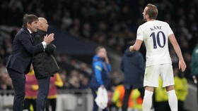 Debut Aneh Conte di Tottenham vs Vitesse: 5 Gol dan 3 Kartu Merah