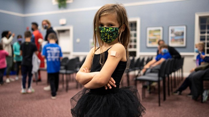 Kyla Drumm, 5, waits after receiving the Pfizer-BioNTech coronavirus disease (COVID-19) vaccine in Skippack, Pennsylvania, U.S., November 3, 2021. REUTERS/Hannah Beier