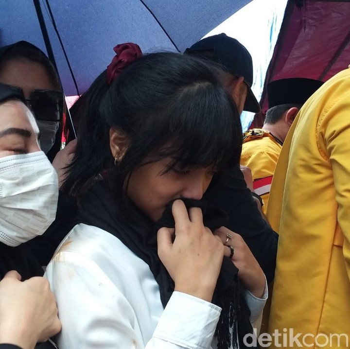 <p>Tak ada yang menyangka kepergian Vanessa Angel dan Bibi Ardiansyah begitu cepat. Adik Bibi, Fuji tampak tak bisa membendung air mata melepas kepergian sang kakak. (Foto: Pingkan/detikhot)</p>