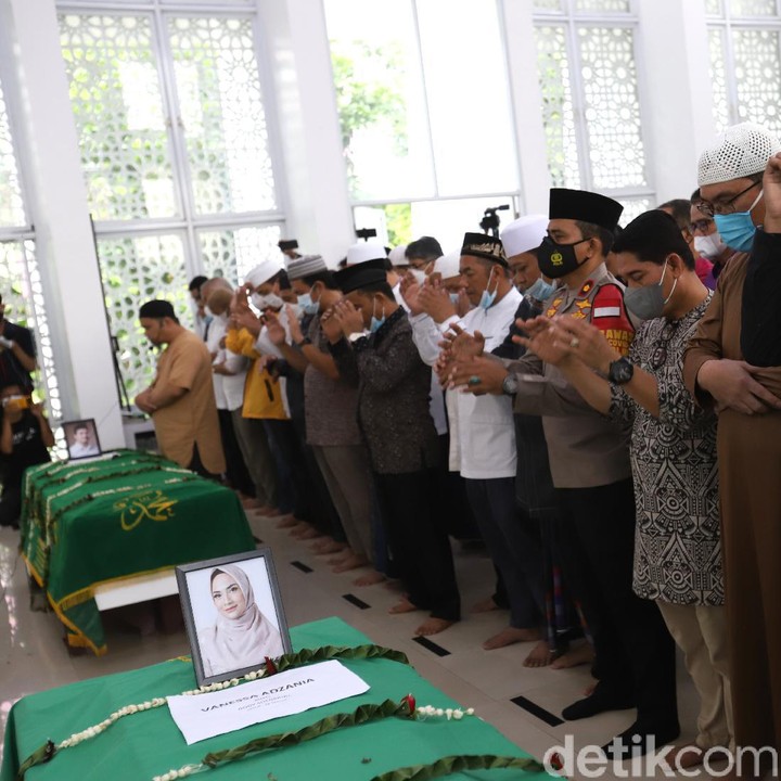 <p>Sebelum dikebumikan, jenazah Vanessa Angel dan Bibi Ardiansyah disalati dahulu oleh keluarga serta sahabat di masjid terdekat. (Foto: Palevi/detikhot)</p>