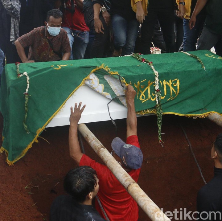 <p>Proses ketika jenazah Vanessa Angel dan Bibi Ardiansyah akan dikebumikan. Keluarga dan sahabat turut menyaksikan. Tangis semakin pecah melepas kepergian mereka. (Foto: Palevi/detikhot)</p>