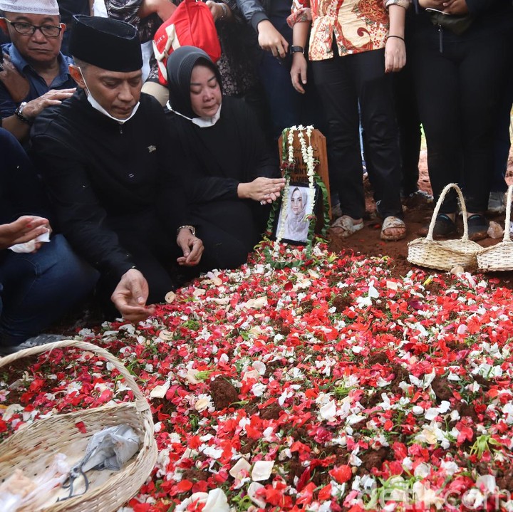 <p>Selamat jalan Vanessa Angel dan Bibi Ardiansyah. Doa yang tulus dari keluarga, sahabat, dan para penggemar akan terus mengiringi kepergian Vanessa dan Bibi. (Foto: Palevi/detikhot)</p>
