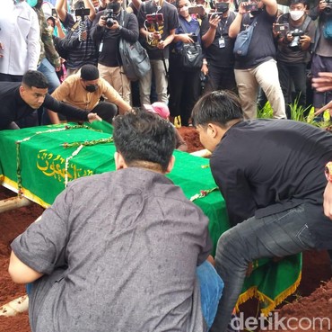 Sehidup Semati Vanessa Angel &  Bibi Dimakamkan Satu Liang tanpa Batas