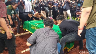 img-title Sehidup Semati Vanessa Angel & Bibi Dimakamkan Satu Liang tanpa Batas