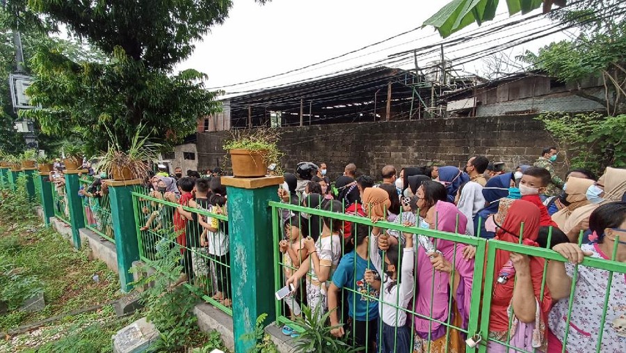 Warga padatai TPU tempat jenazah Vanessa dan Bibi dimakamkan Warga padatai TPU tempat jenazah Vanessa dan Bibi dimakamkan
