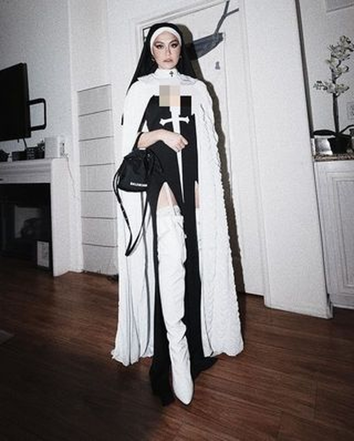 Agnez Mo baru-baru ini menjadi sorotan karena unggahannya memakai kostum ala biarawati&period; Yuk kita intip potretnya&excl;