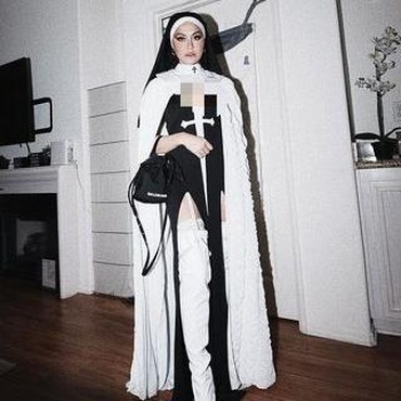 6 Gaya Agnez Mo Ala Biarawati Seksi yang Dikecam & Tuai Hujatan