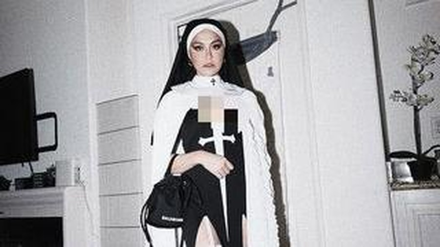 Agnez Mo baru-baru ini menjadi sorotan karena unggahannya memakai kostum ala biarawati. Yuk kita intip potretnya!