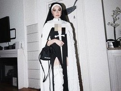 6 Gaya Agnez Mo Ala Biarawati Seksi yang Dikecam & Tuai Hujatan