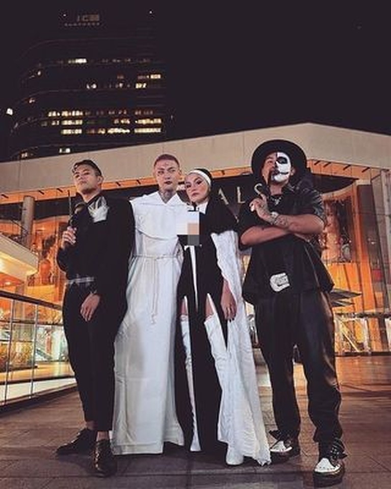6 Gaya Agnez Mo Ala Biarawati Seksi yang Tuai Hujatan & Dikecam Agnez Mo baru-baru ini menjadi sorotan karena unggahannya memakai kostum ala biarawati. Yuk kita intip potretnya!