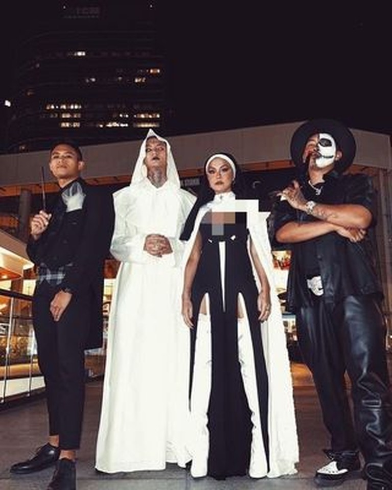6 Gaya Agnez Mo Ala Biarawati Seksi yang Tuai Hujatan & Dikecam Agnez Mo baru-baru ini menjadi sorotan karena unggahannya memakai kostum ala biarawati. Yuk kita intip potretnya!