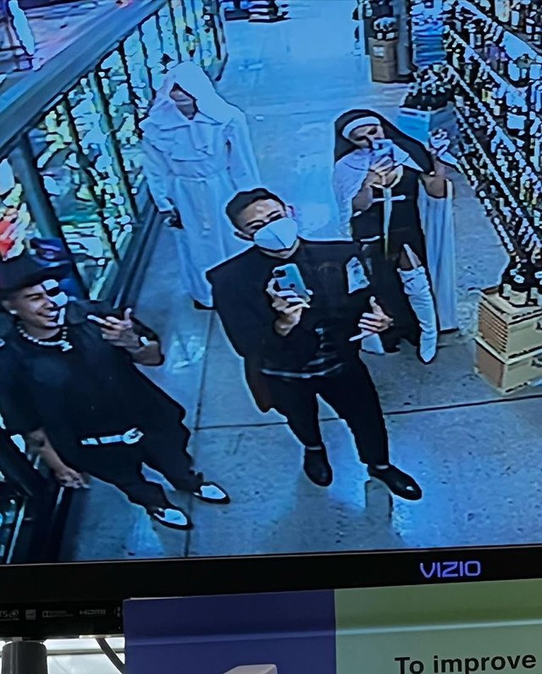 Agnez Mo baru-baru ini menjadi sorotan karena unggahannya memakai kostum ala biarawati. Yuk kita intip potretnya!