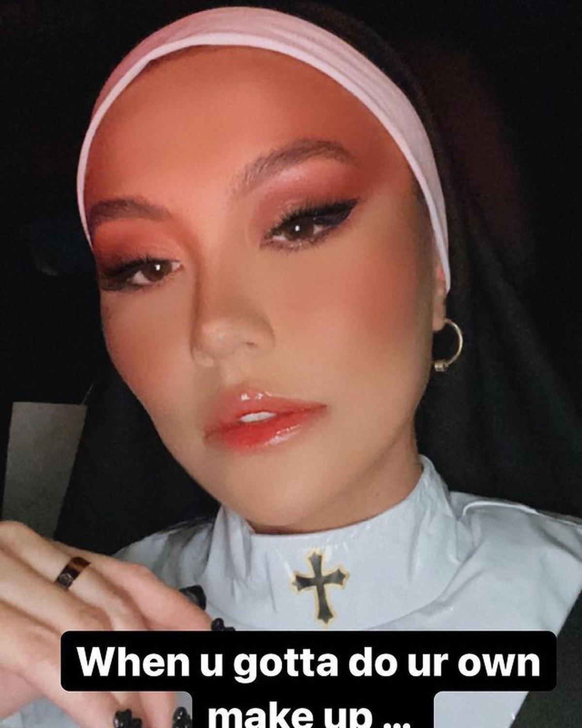 Agnez Mo baru-baru ini menjadi sorotan karena unggahannya memakai kostum ala biarawati&period; Yuk kita intip potretnya&excl;