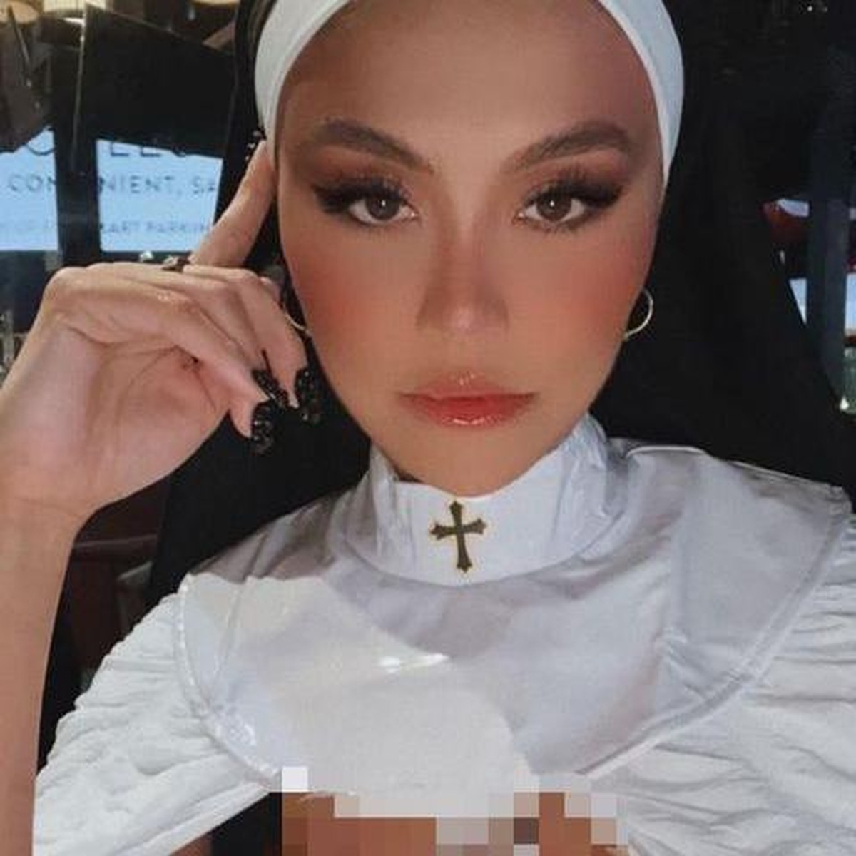 Agnez Mo baru-baru ini menjadi sorotan karena unggahannya memakai kostum ala biarawati&period; Yuk kita intip potretnya&excl;