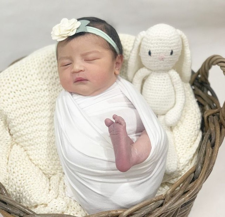 6 Pemotretan Perdana Baby Guzel Putri Ali Syakieb & Margin Wieheerm Baby Guzel putri cantik Ali Syakieb dan Margin Wieheerm yang baru lahir melakukan sesi pemotretan pertamanya. Yuk intip!