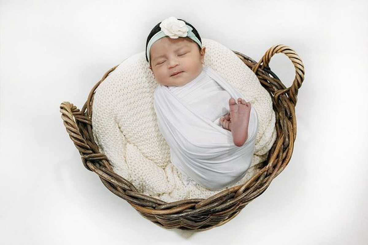 Baby Guzel putri cantik Ali Syakieb dan Margin Wieheerm yang baru lahir melakukan sesi pemotretan pertamanya&period; Yuk intip&excl;