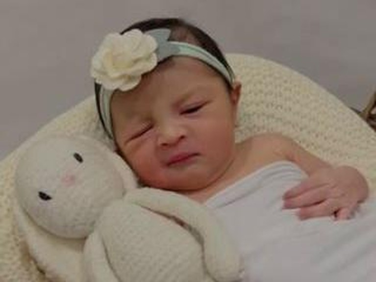 6 Pemotretan Perdana Baby Guzel Putri Ali Syakieb & Margin Wieheerm Baby Guzel putri cantik Ali Syakieb dan Margin Wieheerm yang baru lahir melakukan sesi pemotretan pertamanya. Yuk intip!