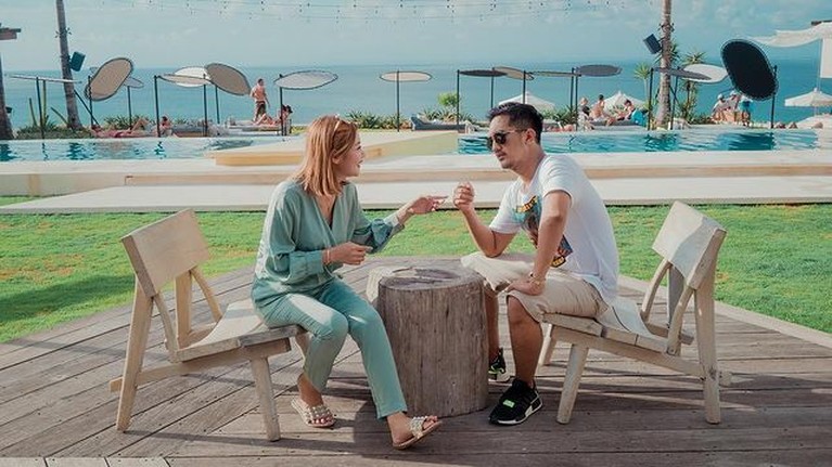 7 Potret Keluarga Crazy Rich Surabaya yang Rawat Gala Anak Vanessa & Bibi Potret Keluarga Crazy Rich Surabaya yang Rawat Gala Anak Vanessa & Bibi