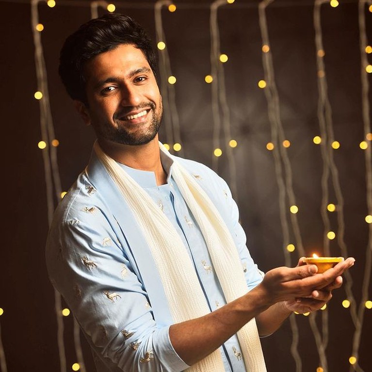 9 Potret Artis Bollywood Rayakan Diwali Hari Besar Umat Hindu Para artis Bollywood merayakan Diwali atau festival cahaya hari besar umat hindu. Yuk kita intip potretnya!