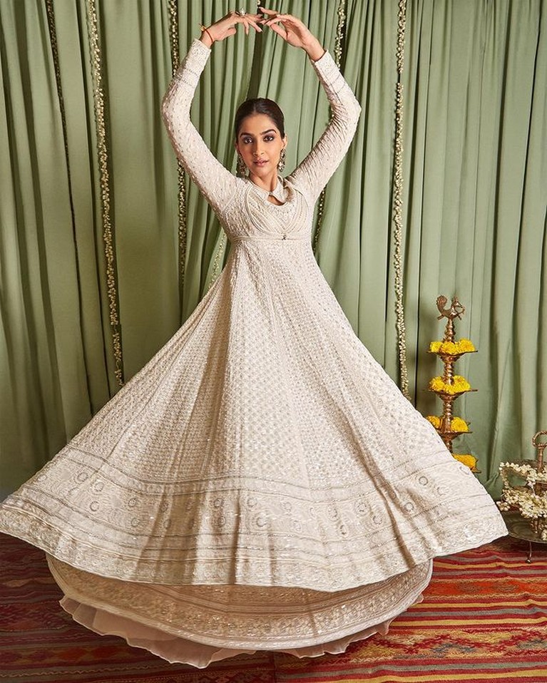 9 Potret Artis Bollywood Rayakan Diwali Hari Besar Umat Hindu Para artis Bollywood merayakan Diwali atau festival cahaya hari besar umat hindu. Yuk kita intip potretnya!