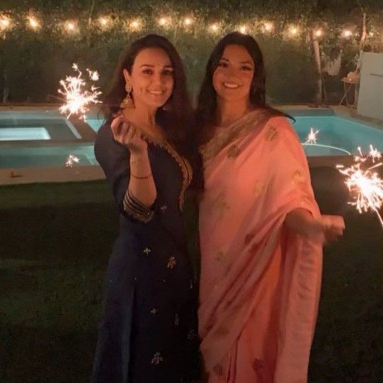 9 Potret Artis Bollywood Rayakan Diwali Hari Besar Umat Hindu Para artis Bollywood merayakan Diwali atau festival cahaya hari besar umat hindu. Yuk kita intip potretnya!