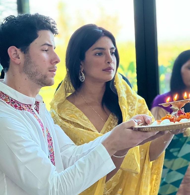9 Potret Artis Bollywood Rayakan Diwali Hari Besar Umat Hindu Para artis Bollywood merayakan Diwali atau festival cahaya hari besar umat hindu. Yuk kita intip potretnya!
