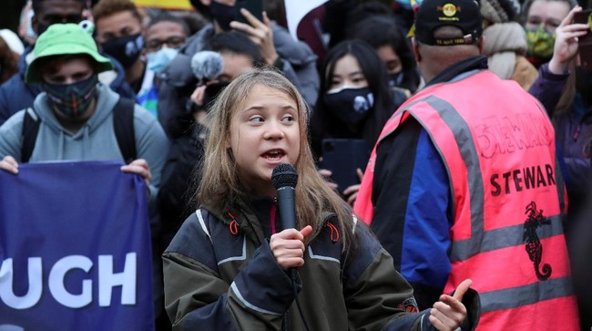 Aktivis lingkungan Greta Thunberg ditahan polisi saat menggelar demonstrasi anti-tambang batu bara di Jerman pada Minggu (15/1).